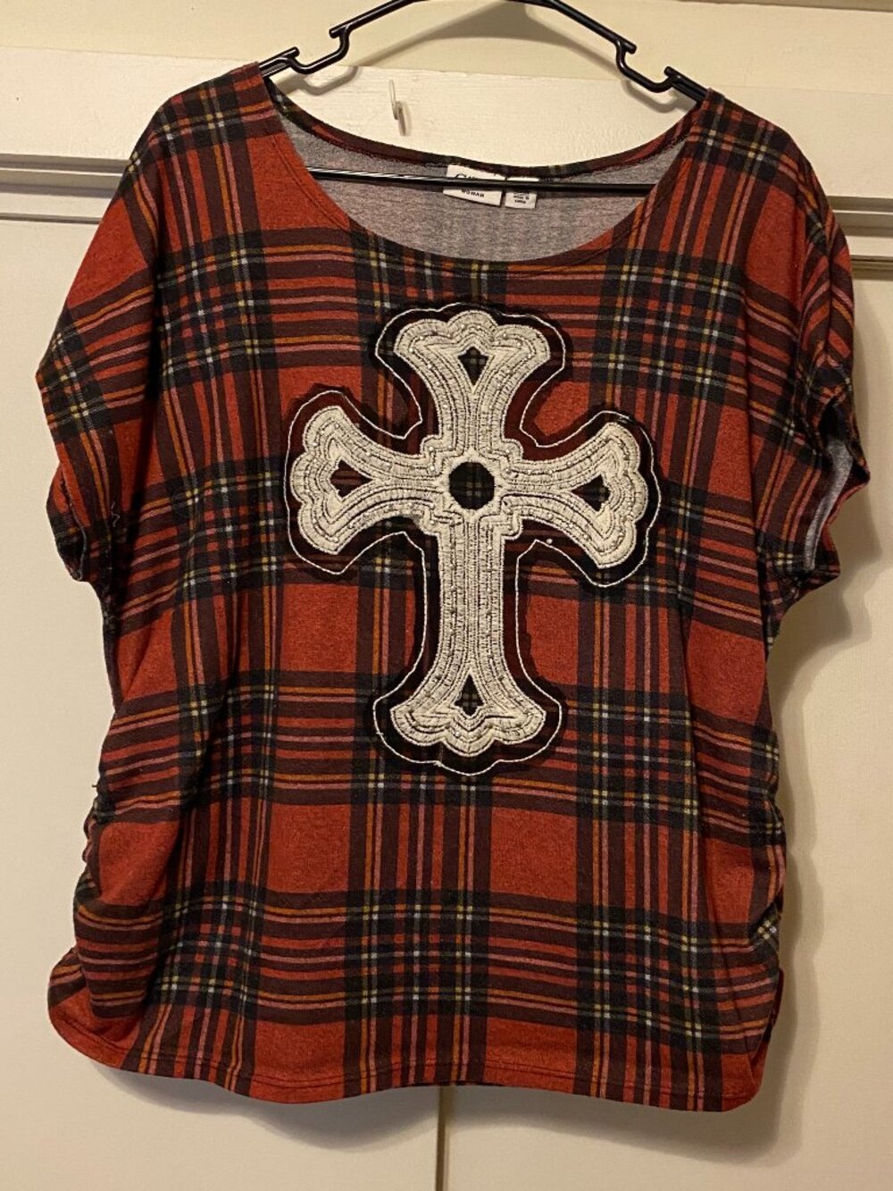Cato short sleeve red plaid tunic w/ruched sides & white cross, size 18/20W